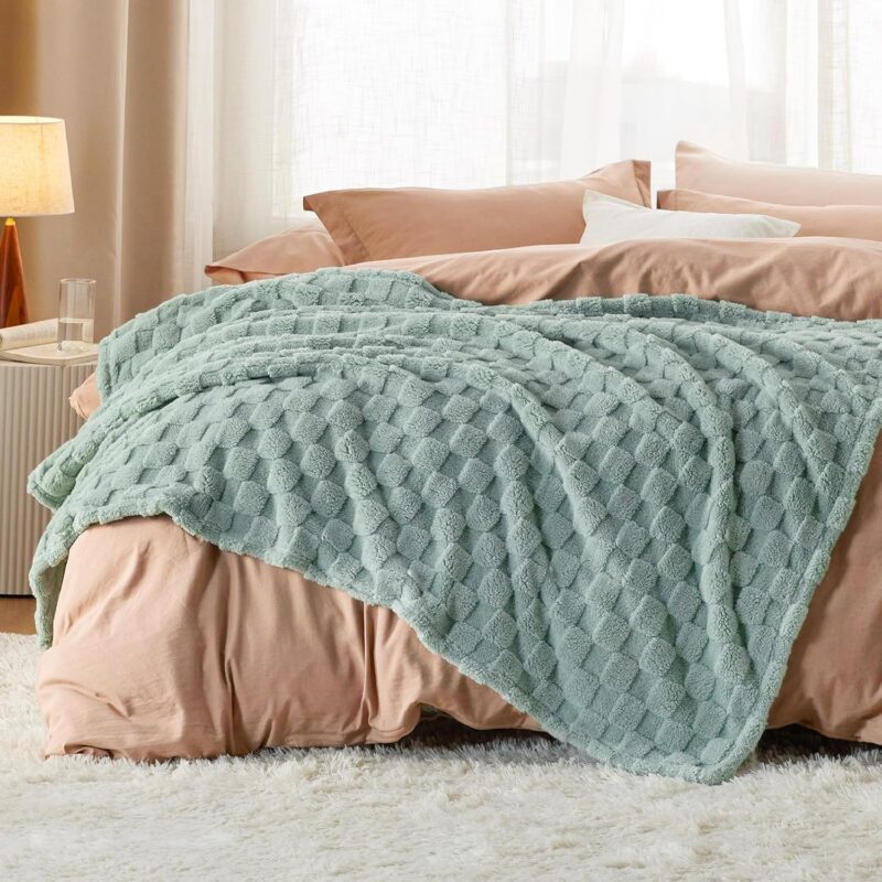 Bedsure Sage Green Fleece Blanket for Couch - Checkered Throw Blanket for Women, Cute Soft Cozy Throw for Girls, 50x60 Inches - Image 5